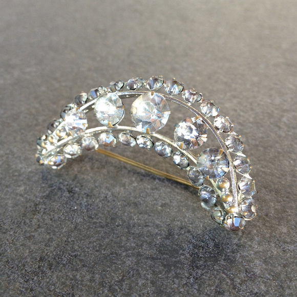 Vintage Jewelry - Vintage 30's Crescent Moon Brooch